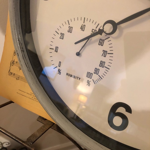 Farmhouse Clock - Picture 2 of 7